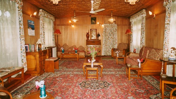 Luxury Houseboat in Srinagar - Standard